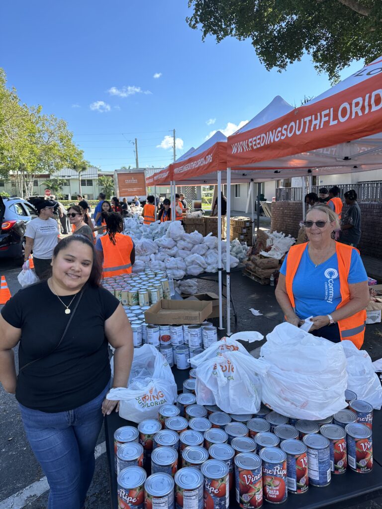 Volunteers distributing Thanksgiving meals at Nina’s Place with the Vanessa Gallegos Florida Project.