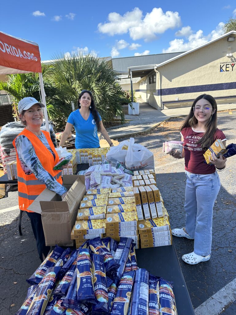 Volunteers distributing Thanksgiving meals at Nina’s Place with the Vanessa Gallegos Florida Project.