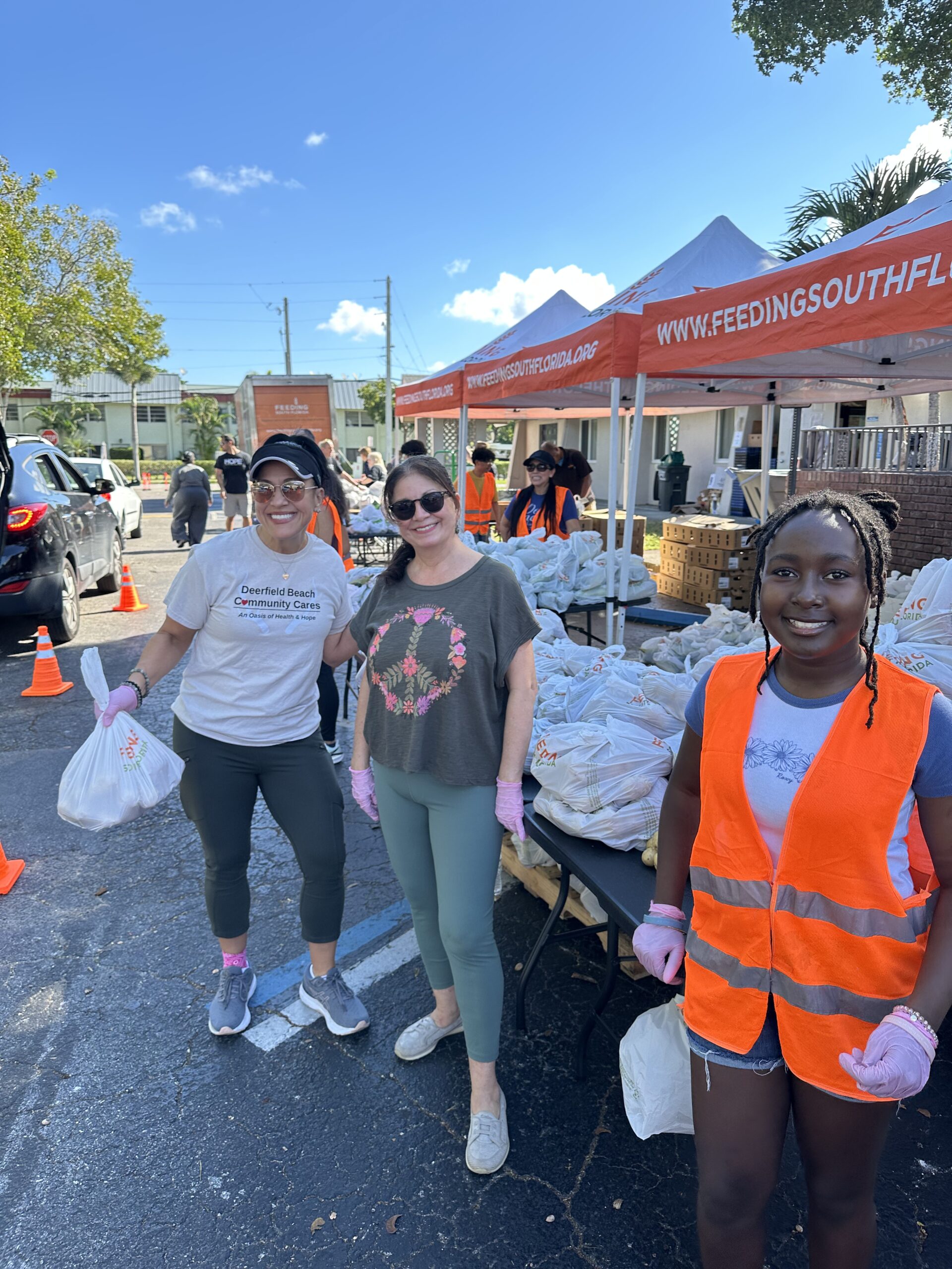 Volunteers distributing Thanksgiving meals at Nina’s Place with the Vanessa Gallegos Florida Project.