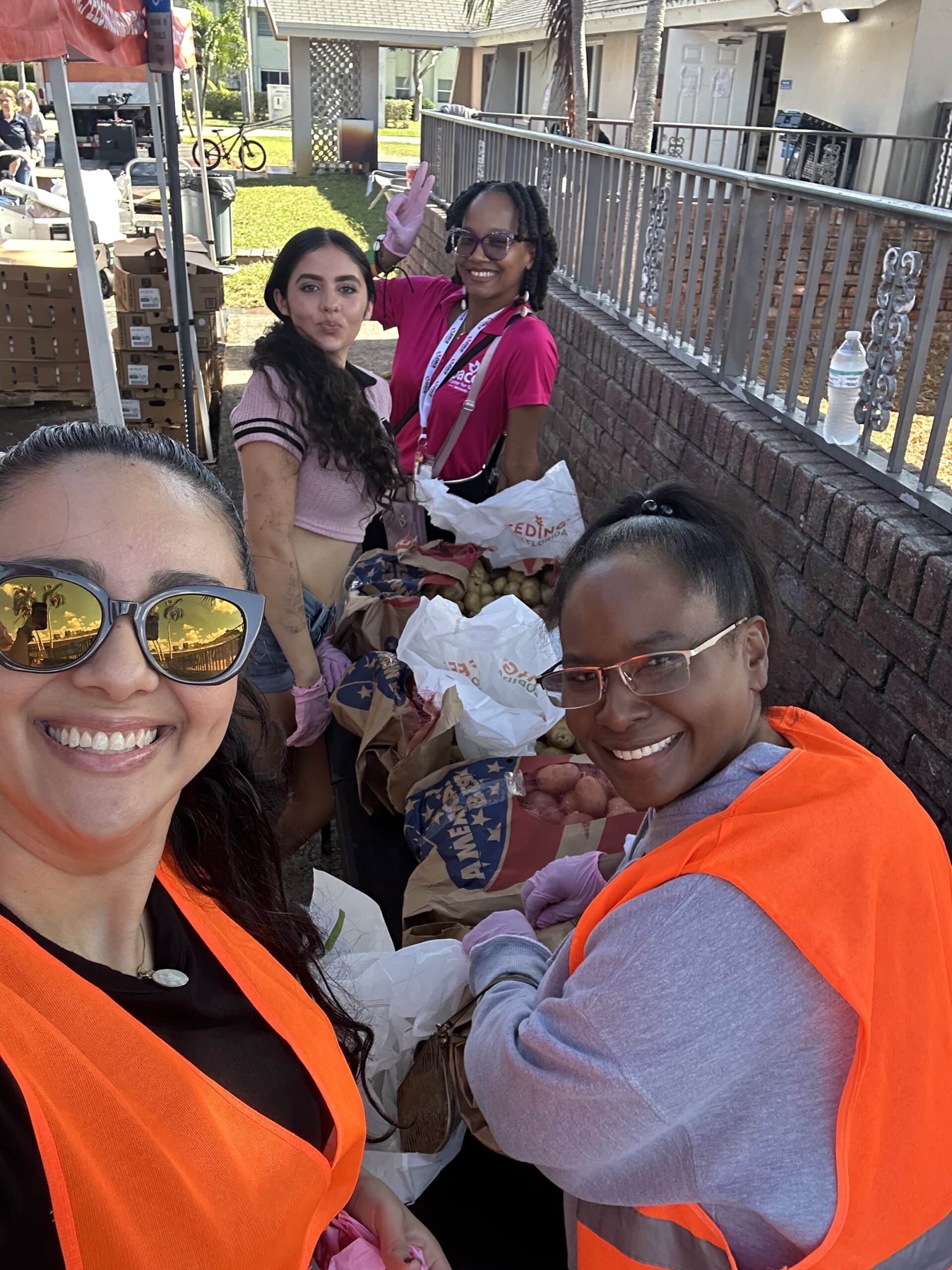 Volunteers distributing Thanksgiving meals at Nina’s Place with the Vanessa Gallegos Florida Project.