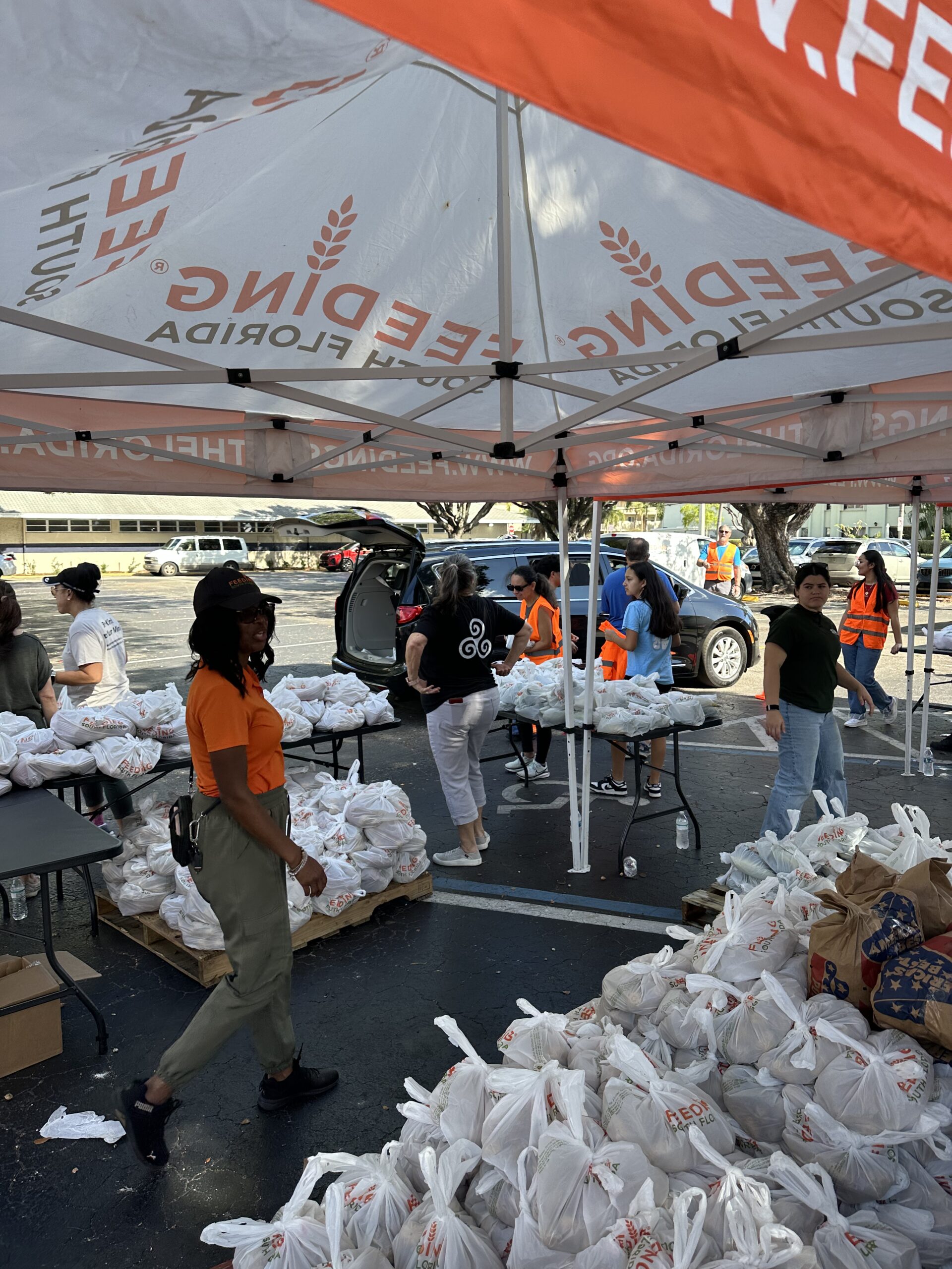 Volunteers distributing Thanksgiving meals at Nina’s Place with the Vanessa Gallegos Florida Project.
